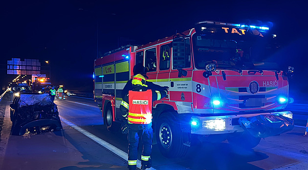 Hromadná srážka ochromila provoz na D5. Zasahují policisté, hasiči i záchranáři
