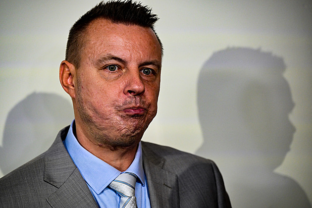 Rezignace? Zveřejnit intimní video je zásah do soukromí. Rajchla se zastává i Rakušan