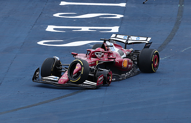 ONLINE: Bláznivý závod v Brazílii. Piastri vede, ale má penalizaci. Obě Ferrari končí