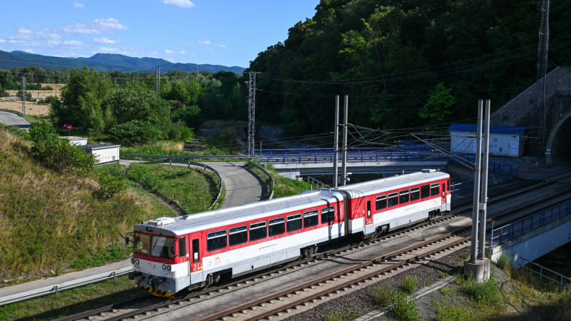 Železniční neštěstí: U Bratislavy se srazily dva vlaky. Na místě jsou zranění