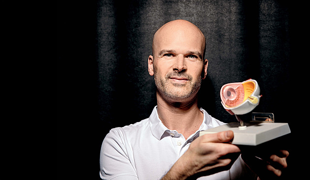 Lidem s poškozením zraku může pomoci nitrooční teleskop, čočka stojí půl milionu