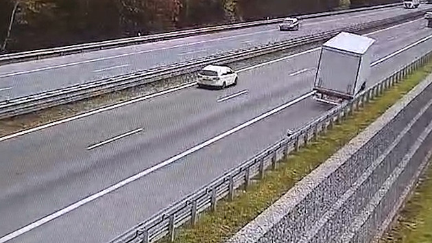 Opilý kamioňák na D1. Poškodil svodidla a ve smyku málem vůz převrátil