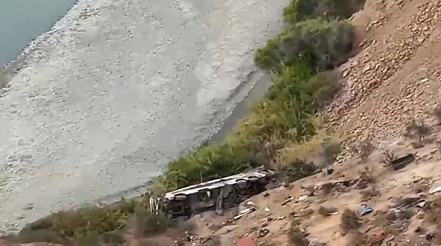 Po srážce se zřítil ze srázu. Při nehodě autobusu v Peru zemřelo přes třicet lidí