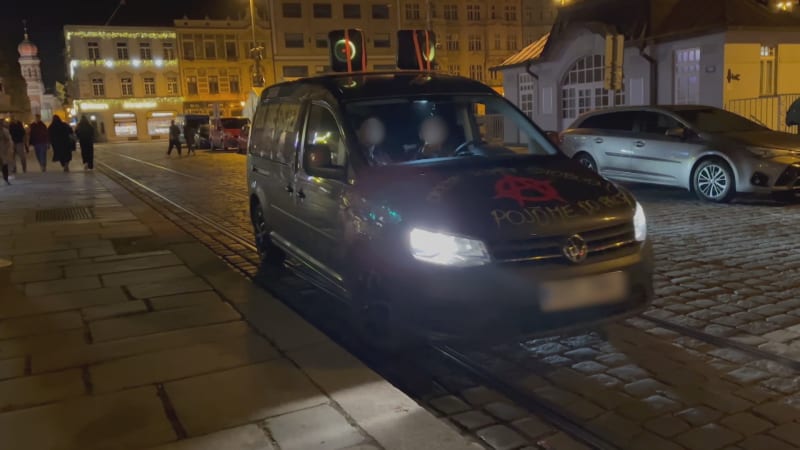 Muž si na auto namontoval reproduktory. Obyvatelům Plzně hrál hlasitou hudbu i na nervy