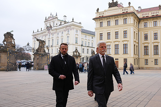 S Dukou se loučí prezidenti, kněží i herci. Nad Hradem prolétla letadla ve tvaru kříže