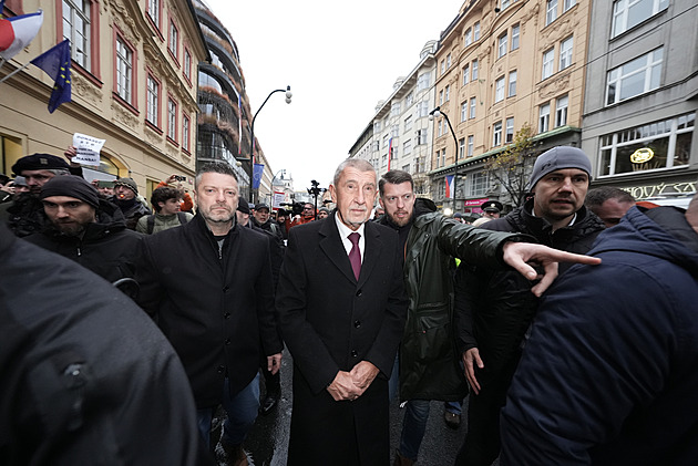 Na Národní třídu přicházejí první politici. Hanba! volali protestující na Babiše