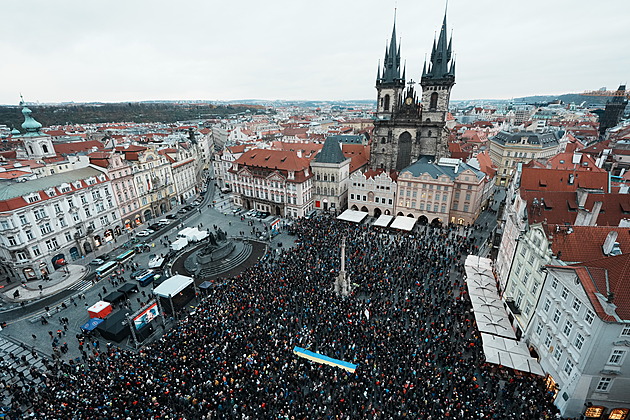 Proti vládě ANO protestují tisíce lidí, Pithart varoval před „náckem a pecí“