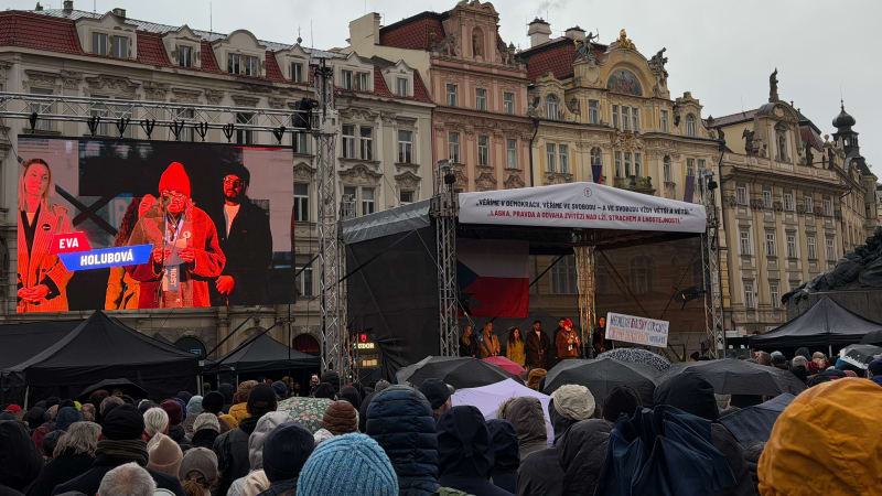 ON-LINE: Jsme pod vlivem ruských oligarchů, řekla Holubová na demonstraci Milionu chvilek