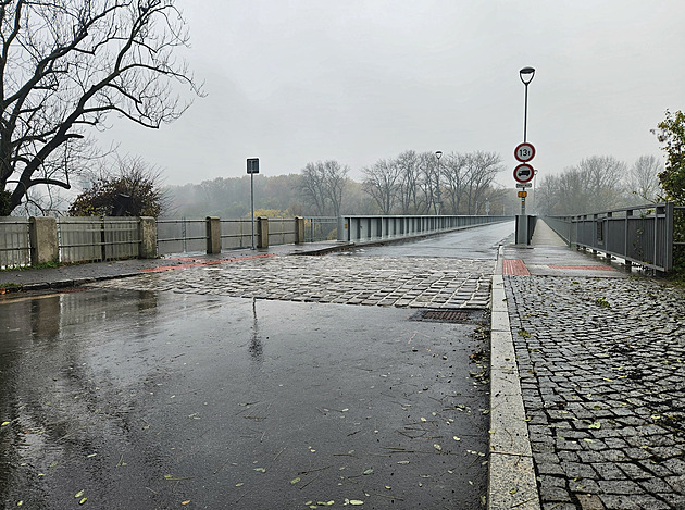 Vysoký retardér i neprůjezdná zatáčka. Mělník trápí nepovedené dopravní stavby