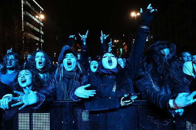 Oslavy 17. listopadu vrcholily koncertem v Praze. Na Národní třídě bylo sto tisíc lidí