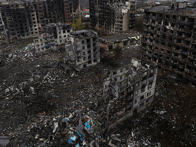 OBRAZEM: Mrtvé pohřbívají mezi paneláky. Rusko změnilo Kosťantynivku v zónu zkázy