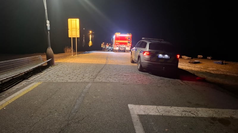 Tragédie na Lipně: Muž sjel s autem do vodní nádrže u Horní Plané a zemřel