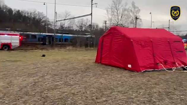 Desítky zraněných při srážce vlaků na Českobudějovicku, z toho pět těžce