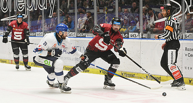 ONLINE: Sparta zvyšuje na Kladně, Kometa vede ve Varech. Zabere Třinec?