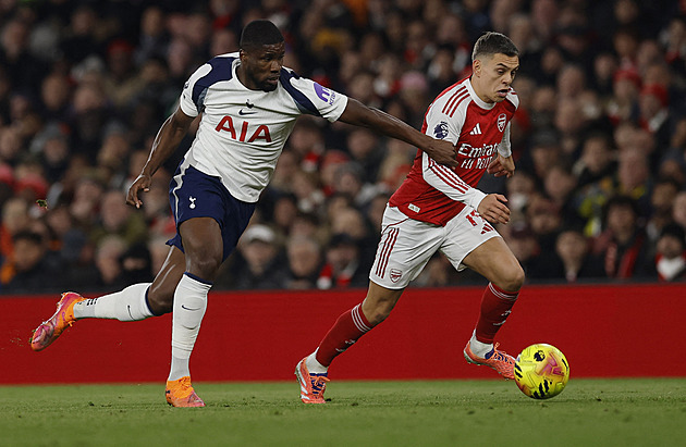 ONLINE: Arsenal v derby po pauze rychle přidává třetí gól. Villa otočila na Leedsu