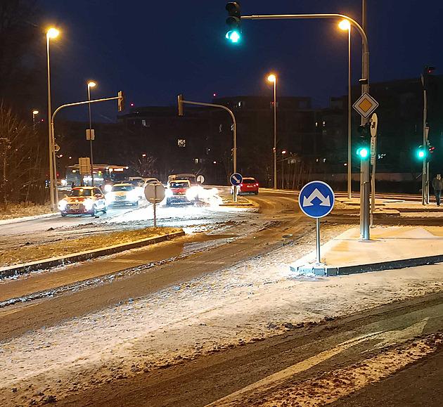 Na Česko se snesla sněhová nadílka. Situaci na silnicích komplikuje i ledovka