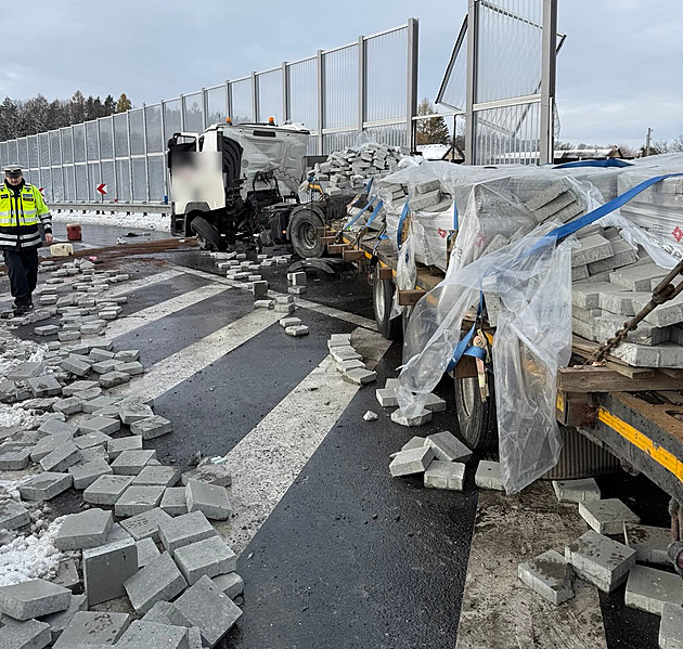 Kamion narazil do protihlukové zdi, skla padala na auta jedoucí po dálnici
