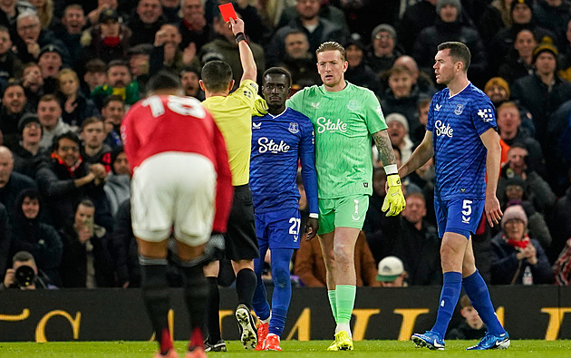 ONLINE: Everton hraje na United v deseti po bizarní červené, přesto jde do vedení