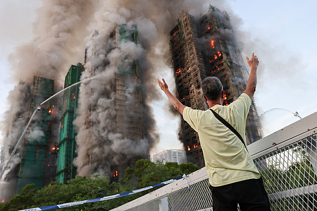 Požár obytného komplexu v Hongkongu má několik obětí. Lidé jsou uvězněni uvnitř