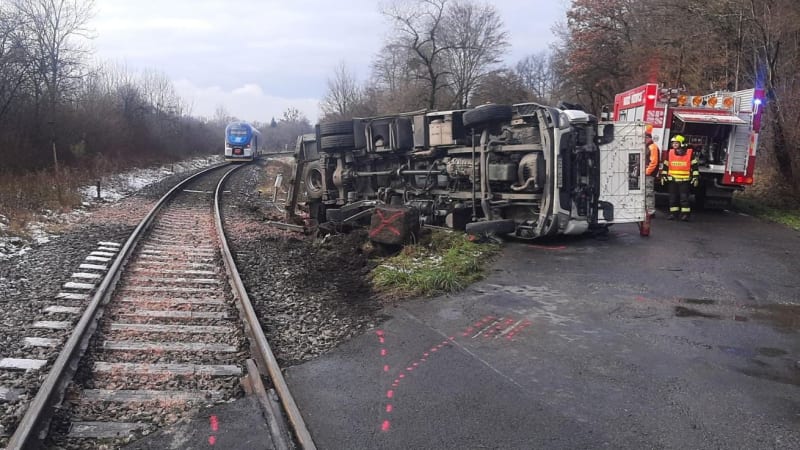 Vlak smetl na přejezdu ve Vizovicích kamion s mrtvými zvířaty. Řidič je zraněný, doprava stojí