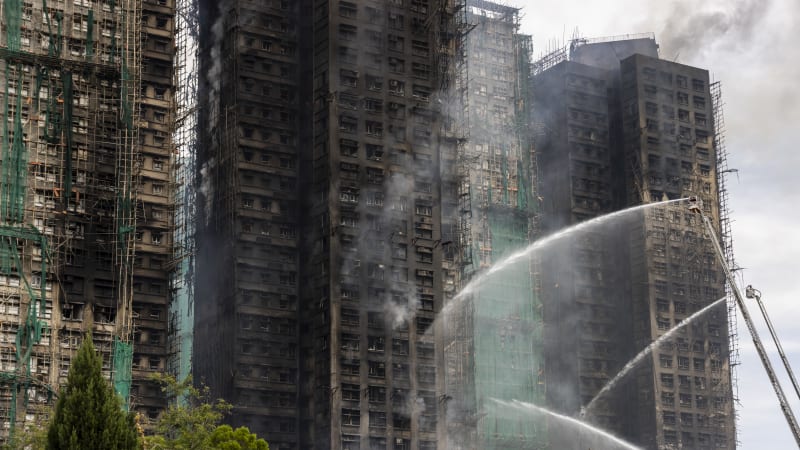 Konec záchranných prací, stovky nezvěstných. Počet obětí po požáru v Hongkongu roste