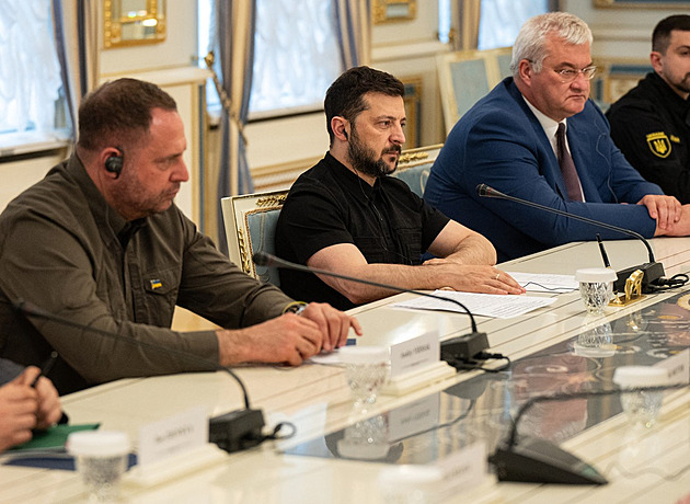 „Byl jsem zneuctěn.“ Vlivný Jermak po rezignaci oznámil, že jde na frontu