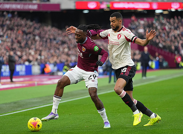 ONLINE: United zvítězili, West Ham padl s Liverpoolem. Chelsea hraje s Arsenalem