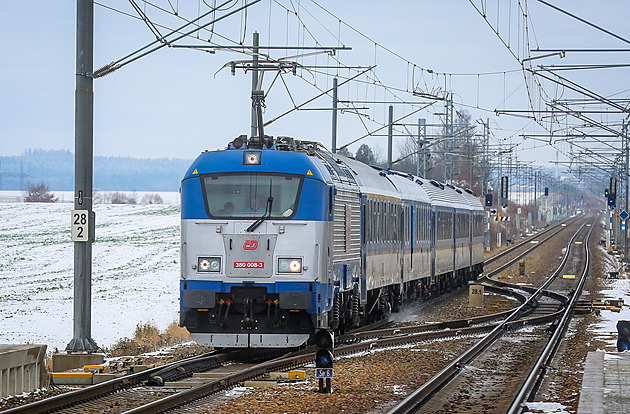 Kvůli závadě na trakčním vedení stojí železniční koridor u České Třebové