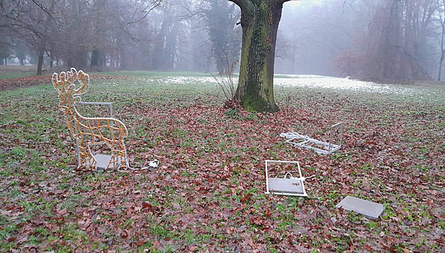 Ukradené kabely a svíticí zvířátka v řece. Vandalové zničili vánoční stezku