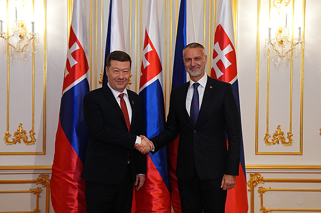 Okamura na první cestě. Na Slovensku poobědvá na hradě, sejde se s Ficem