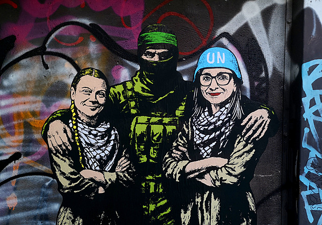 Thunbergová v objetí s teroristou. Italský umělec provokuje nástěnnou malbou