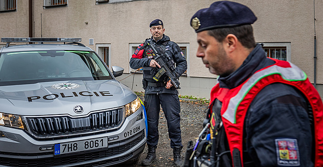 Speciál velitele policie má beranidlo i balistické vesty pro ochranu hasičů