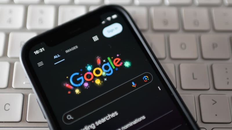 Po čem Češi na internetu nejvíce prahli? Vévodila politika, zaujaly Dua Lipa i panenka Labubu