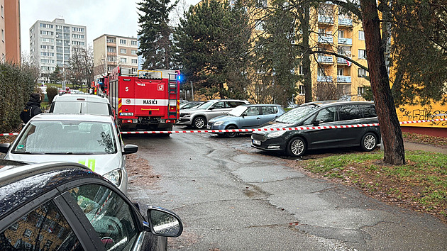 Zabarikádovaný muž v malešickém bytě, hrozí zapálením budovy. Policie uzavřela okolí