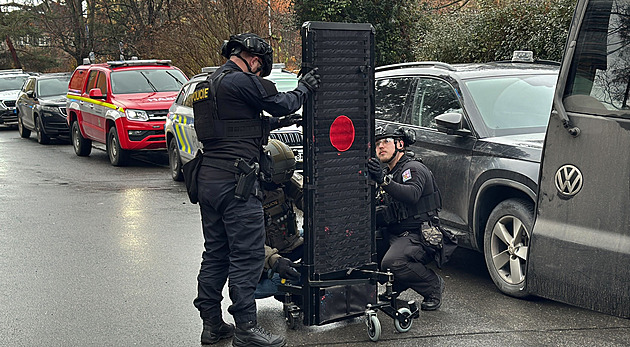 Muž se zabarikádoval v malešickém bytě, vyjednávání se stále neposunula