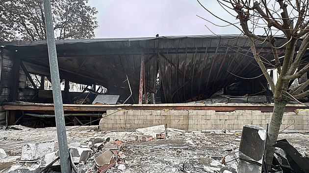 Škoda po požáru pneuservisu ve Strašnicích stoupla na 200 milionů. Hořely i veteráni