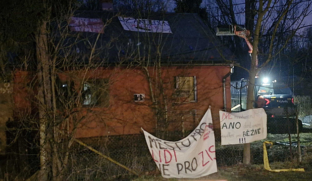 Dům v Bedřišce demolují, aktivisté na něm nebyli. Arogance moci, reagují místní