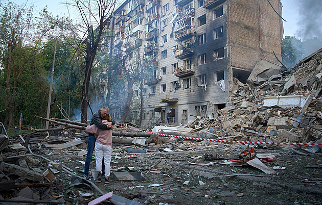 Mučivý zármutek i odhodlání přežít. Toto jsou nejsilnější letošní snímky z Ukrajiny