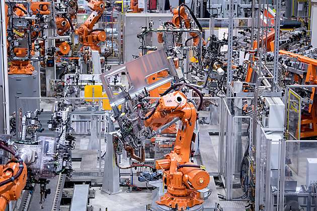 Česká ekonomika v příštím roce poroste, mzdy ale zpomalí, očekávají analytici