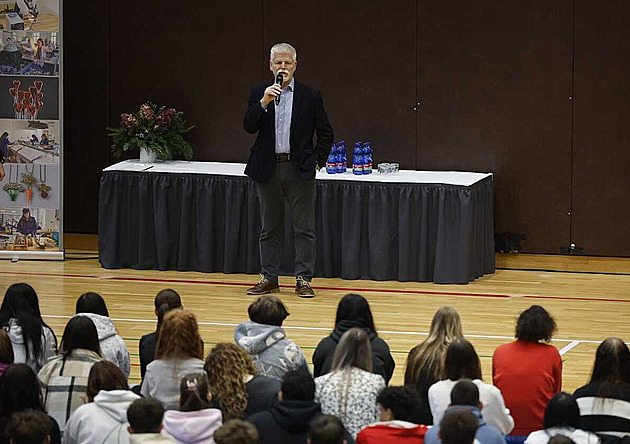 Prezident Pavel debatuje se studenty, v Ralsku navštíví výrobce autodílů