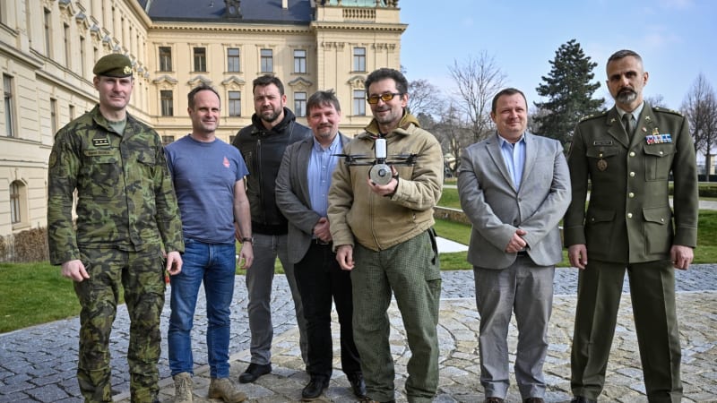 Razie kvůli dronům pro Ukrajinu: Herec Vetchý musel na výslech, advokát mluví o blamáži