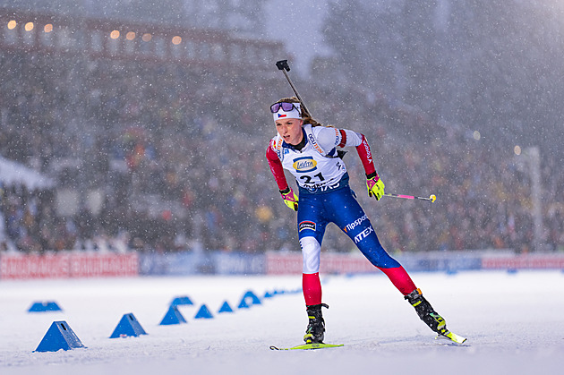 Biatlon ONLINE: Davidová musí na tři trestná kola, na trati je už i Voborníková