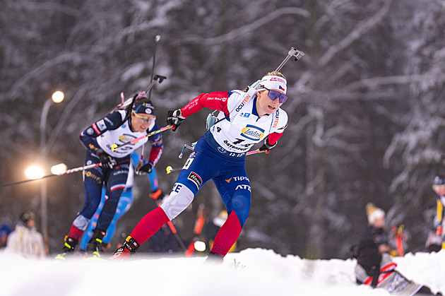 Biatlon ONLINE: Charvátová zvládá střelbu vleže, ostatním Češkám se nedaří