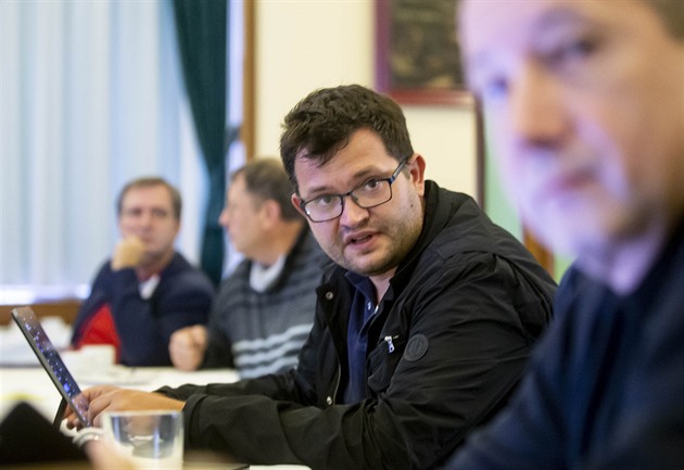 Ze SOCDEM odcházejí další politici. Exministr Chvojka i poražený kandidát na šéfa