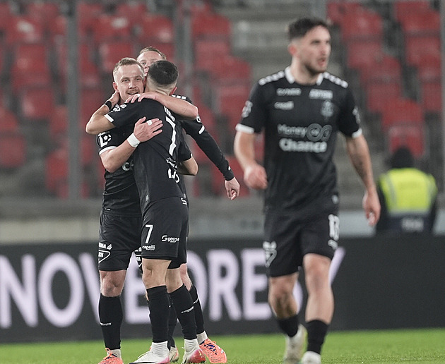 ONLINE: Slavia - Jablonec 3:3. Prosadil se domácí Chaloupek, hosté však znovu srovnávají