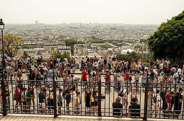 Ze srdce Paříže je zábavní park pro turisty. Město lásky míří k éře zombíků