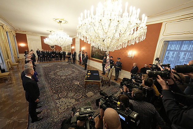 Prezident Pavel jmenoval novou Babišovu vládu ANO, SPD a Motoristů sobě