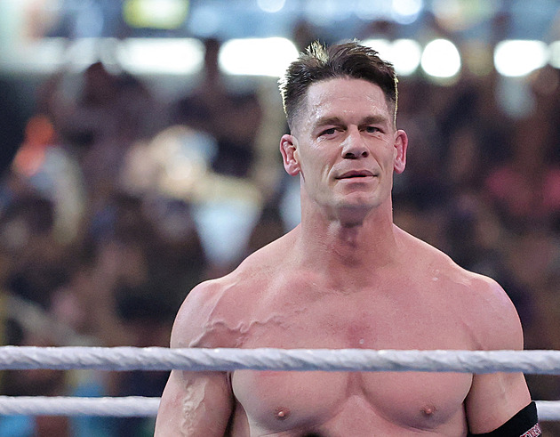 Nastoupil na Dvořáka a uškrtil Cenu. Ikona wrestlingu se rozloučila, fanoušci bučeli