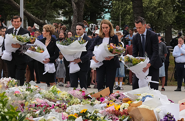 V Sydney začali pohřbívat oběti střelby. Stovky lidí zamířily do místní synagogy
