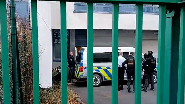 Muže obviněného z únosu chlapce přivezla eskorta k soudu, rozhoduje se o vazbě